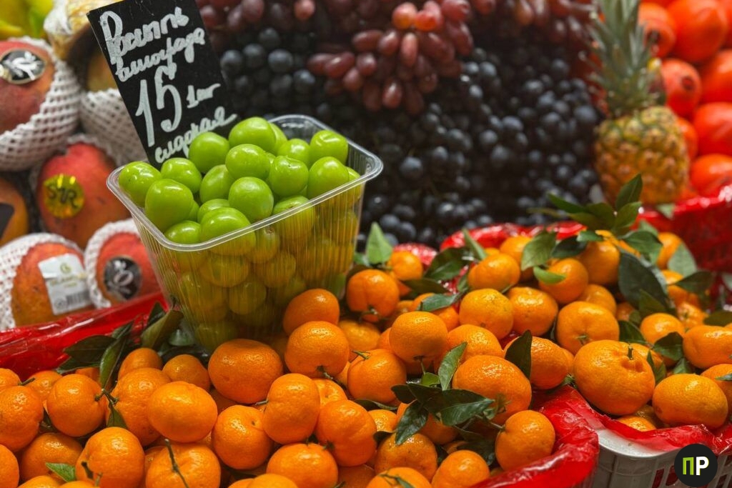 Черешня — 300 рублей, манго — 20: что почем продают на рынке Вальерьяново за неделю до Нового года