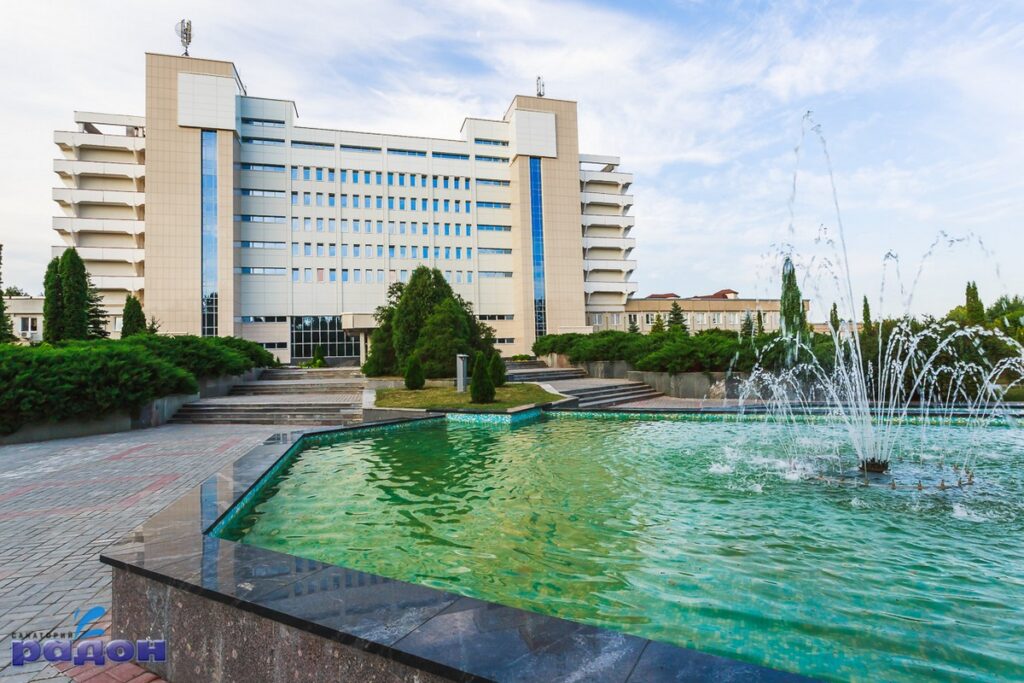 Сапропелевые грязи и спелеоклимат: какие уникальные программы здоровья предлагает санаторий «Радон»