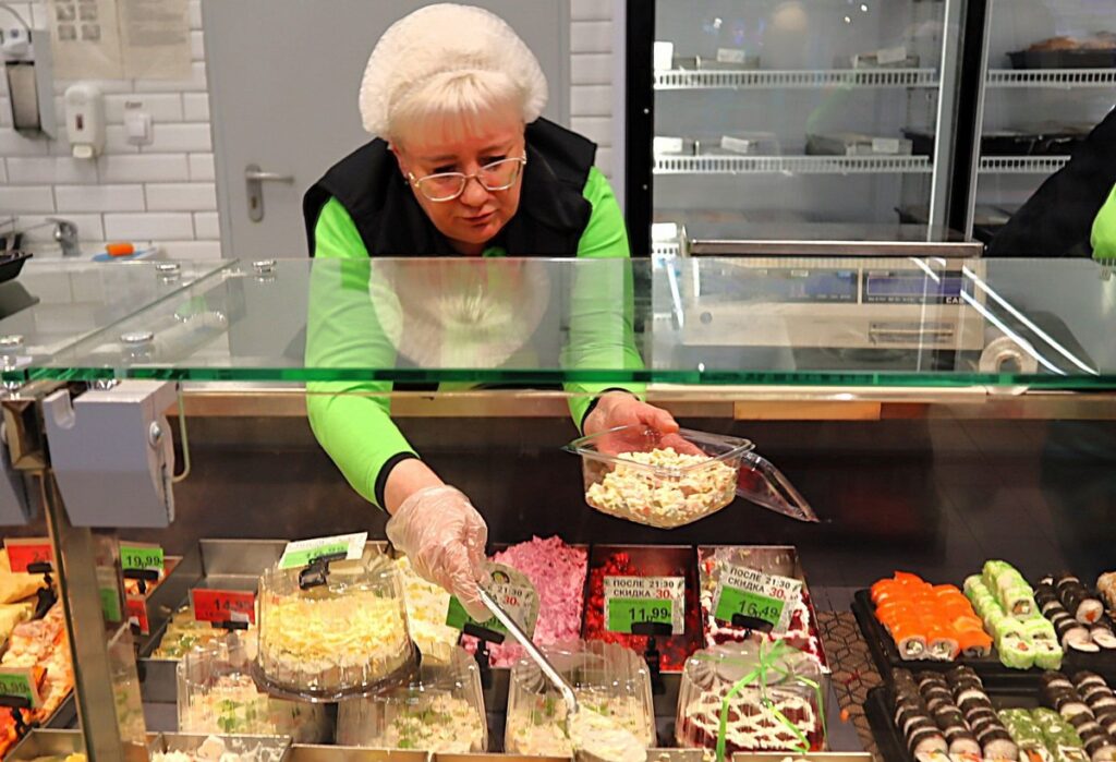 Новый год без суеты и кастрюль: как накрыть праздничный стол в Молодечно за 26,50 рубля