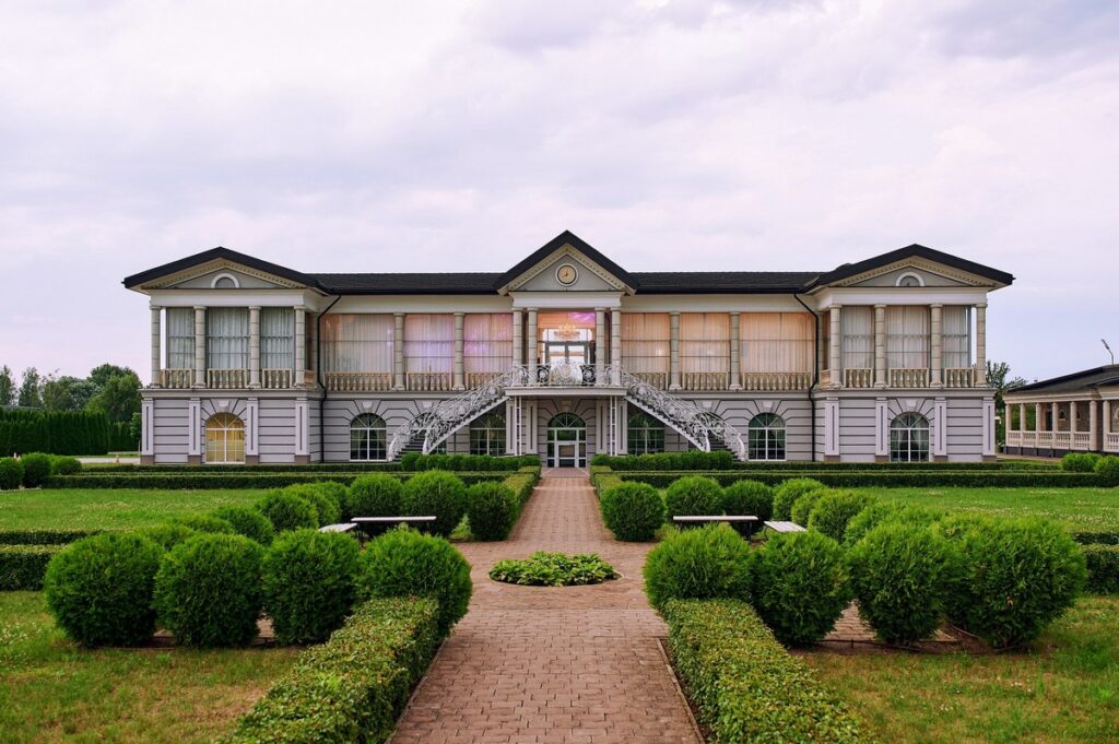 Отдохнуть в стиле Людовика XIV можно на берегу озера в Беларуси — Версаль есть на Минщине