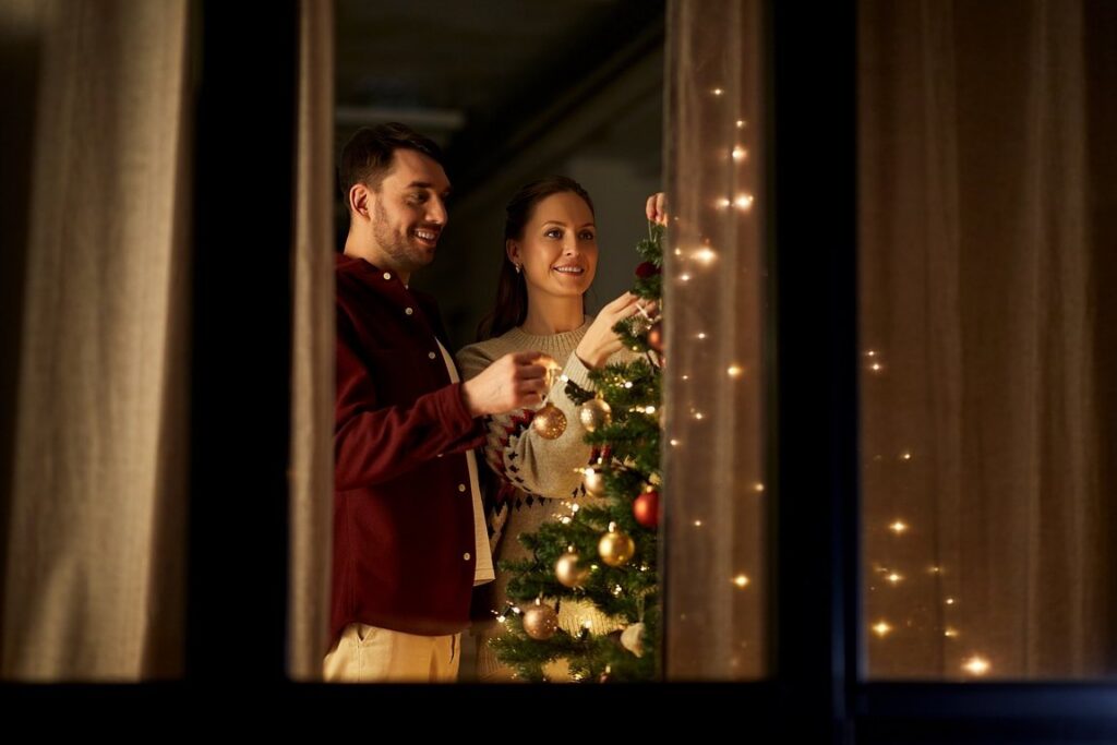 Праздничный фитнес: как сжечь 200 ккал, украшая ёлку