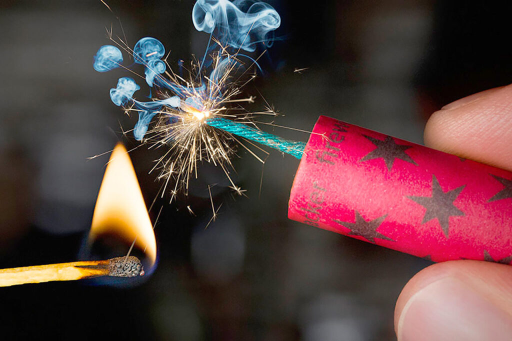 Почему опасно использовать старую и нелегальную пиротехнику — рассказали в МЧС