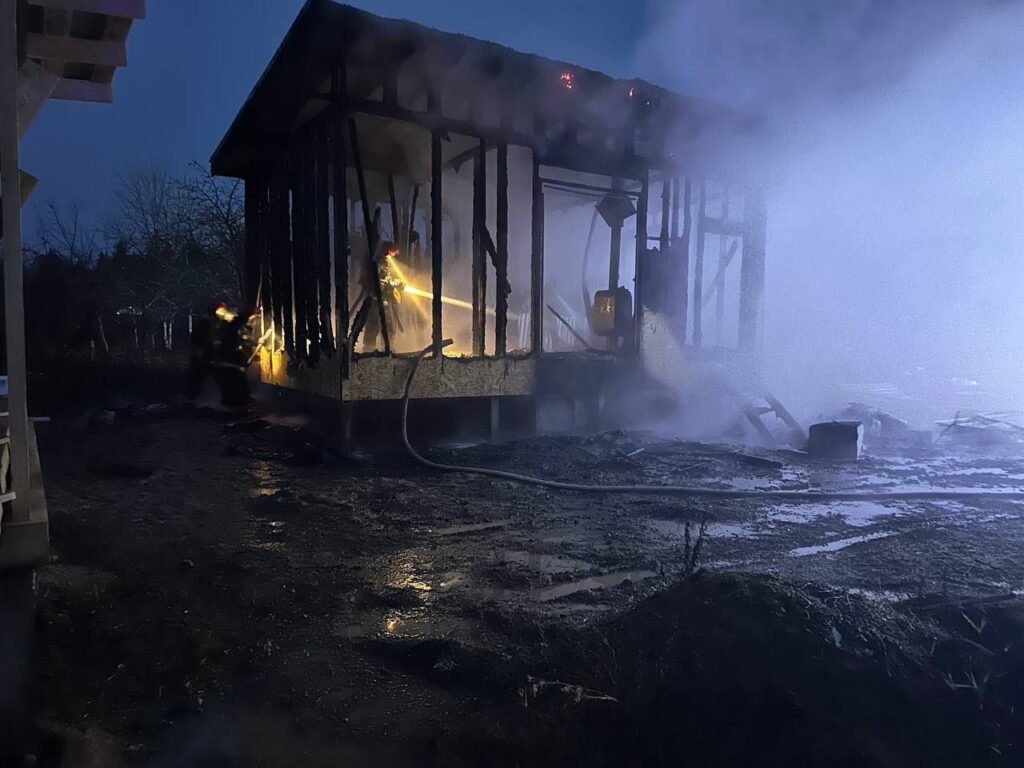В Логойском районе хозпостройка сгорела дотла