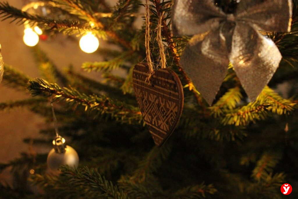 Какие украшения на ёлке притянут в дом деньги, здоровье и любовь — вот что на ней нужно повесить