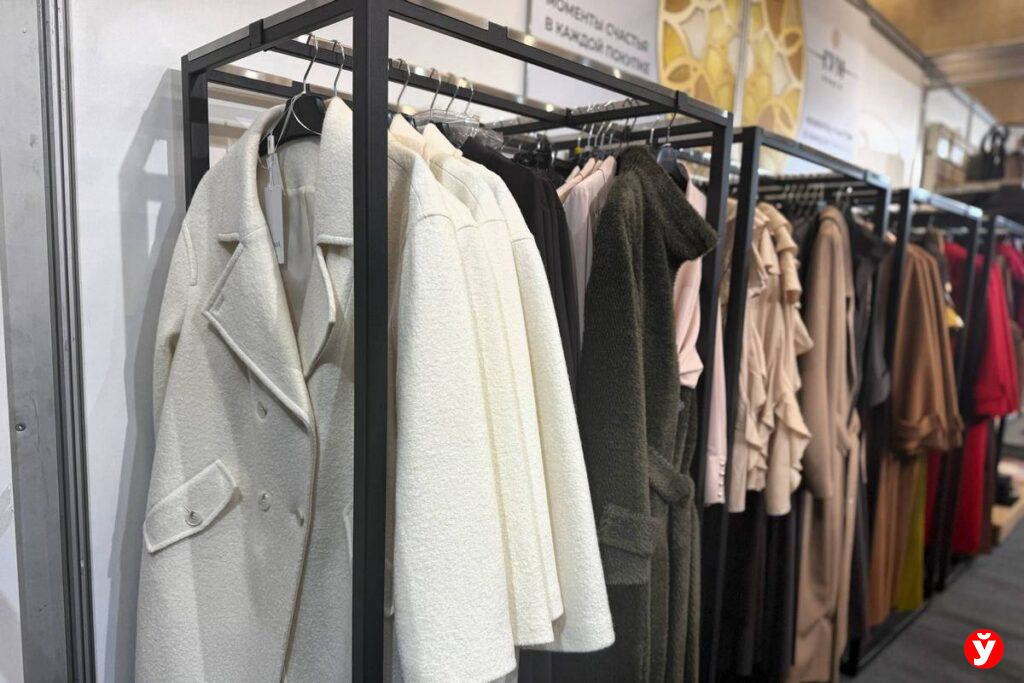 «Разденут на улице?»: Лукашенко высказался о тех, кто стесняется носить белорусское