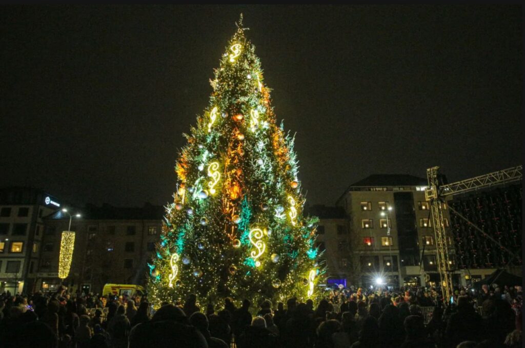 Подарок из Нарочи украсил площадь латвийской Елгавы