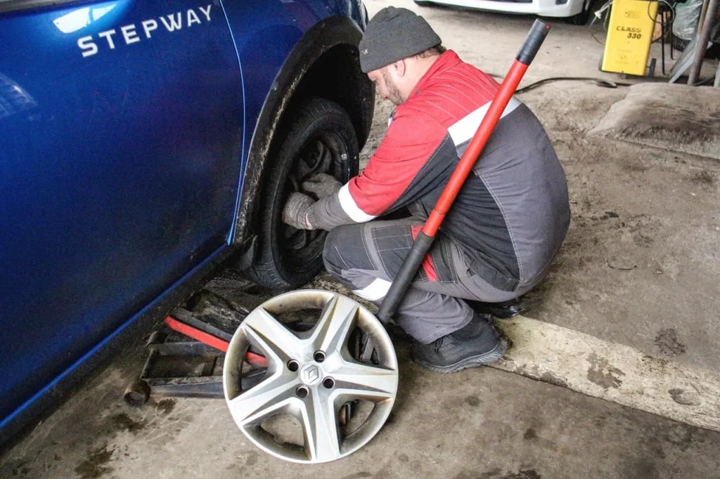 Успели переобуться? Смотрим, какие очереди были на шиномонтажах Заславля в конце ноября