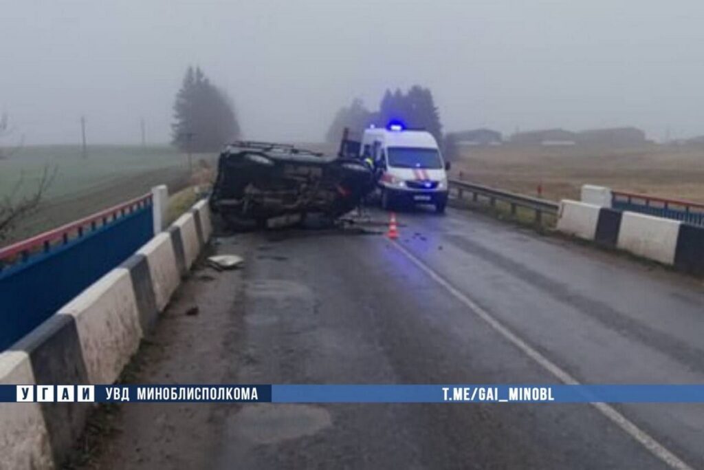 Под Пуховичами два автомобиля столкнулись лоб в лоб — два человека в больнице