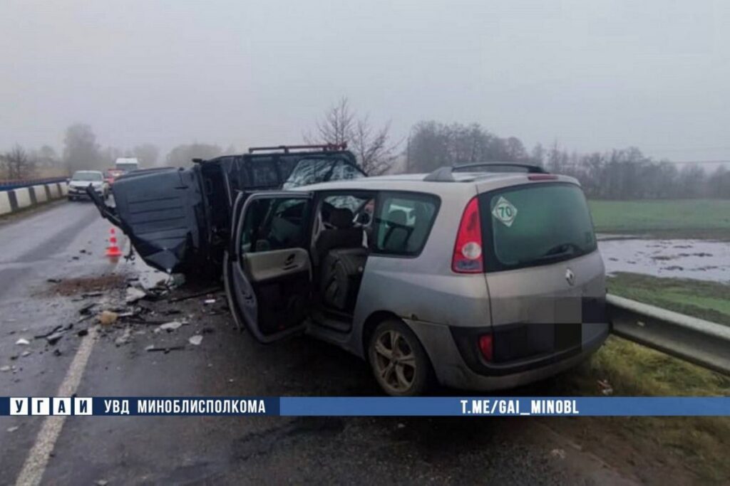 Под Пуховичами UAZ и Renault столкнулись лоб в лоб — два человека в больнице