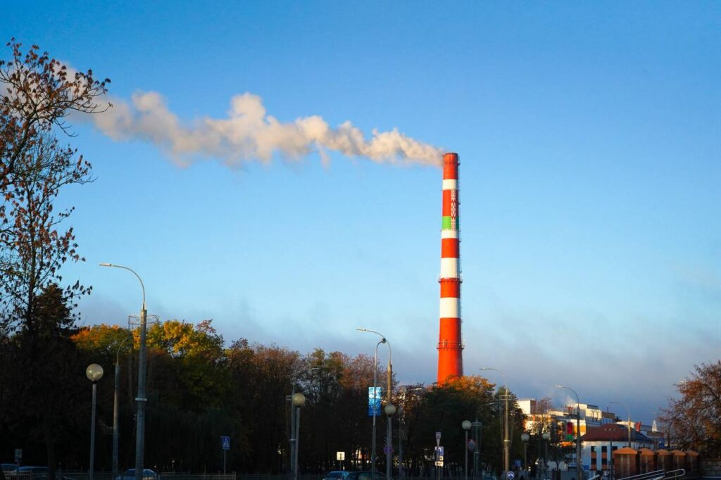 Над Брестом почти месяц может стоять черный дым — стоит ли беспокоиться