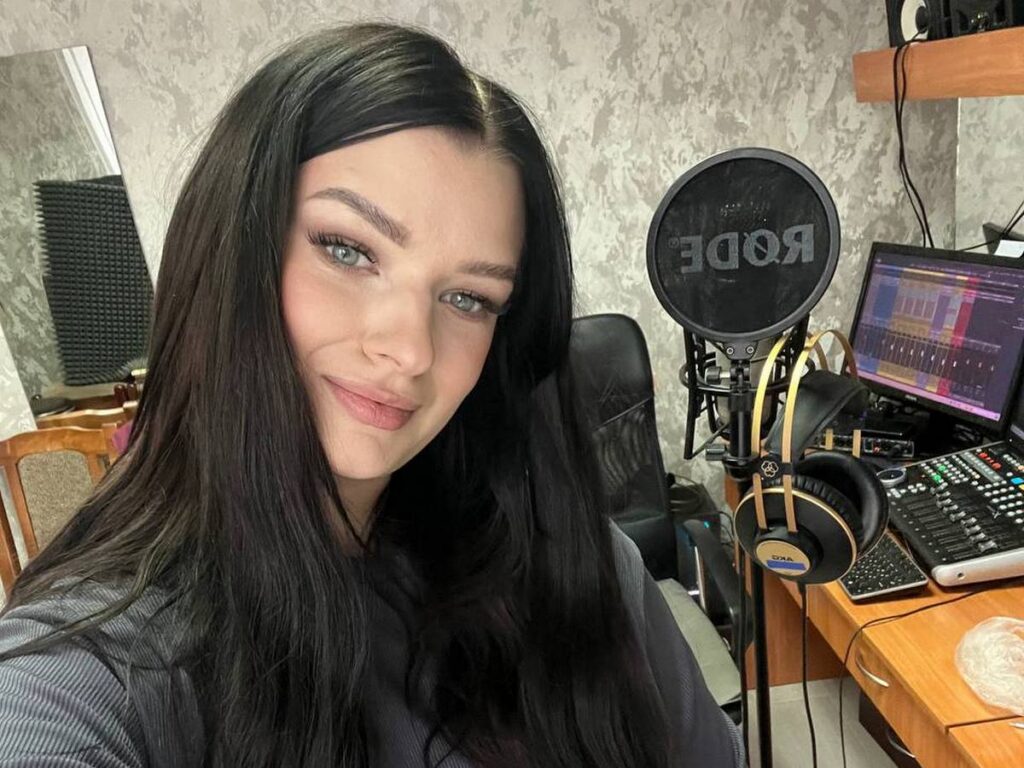 Мама, артистка, визажист. Как певица из Клецкого района нашла новое призвание после рождения двойни