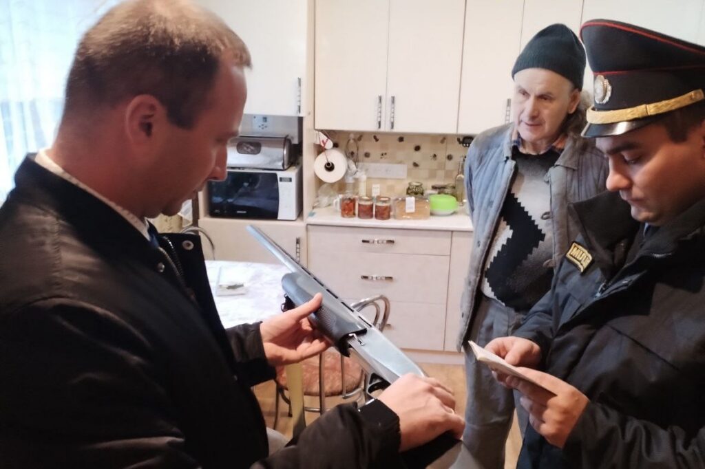 Никаких кольтов: кто и как владеет оружием в Беларуси и что грозит за припрятанный обрез