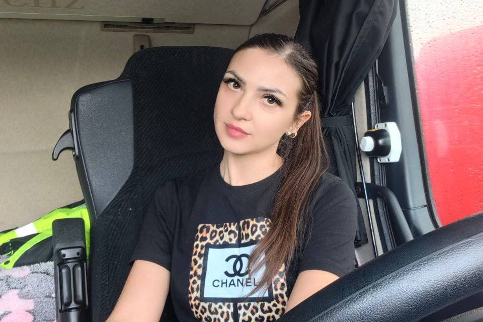 Учитель английского из Клецка стала водителем фуры — тяжело физически, но справляется