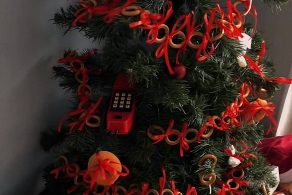 Мама в декрете из Марьиной Горки украсила подъезд и подарила соседям праздник — а что говорит МЧС?