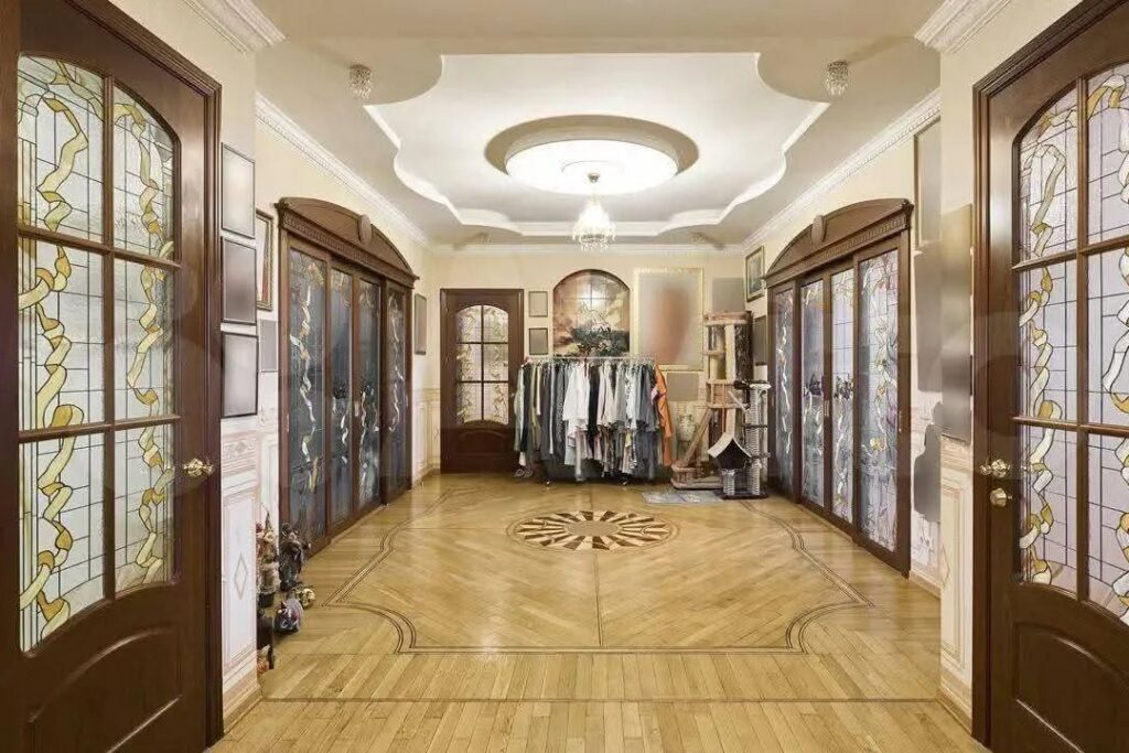 Стало известно, как выглядит та самая квартира Ларисы Долиной, из-за которой ее отменяют в сети