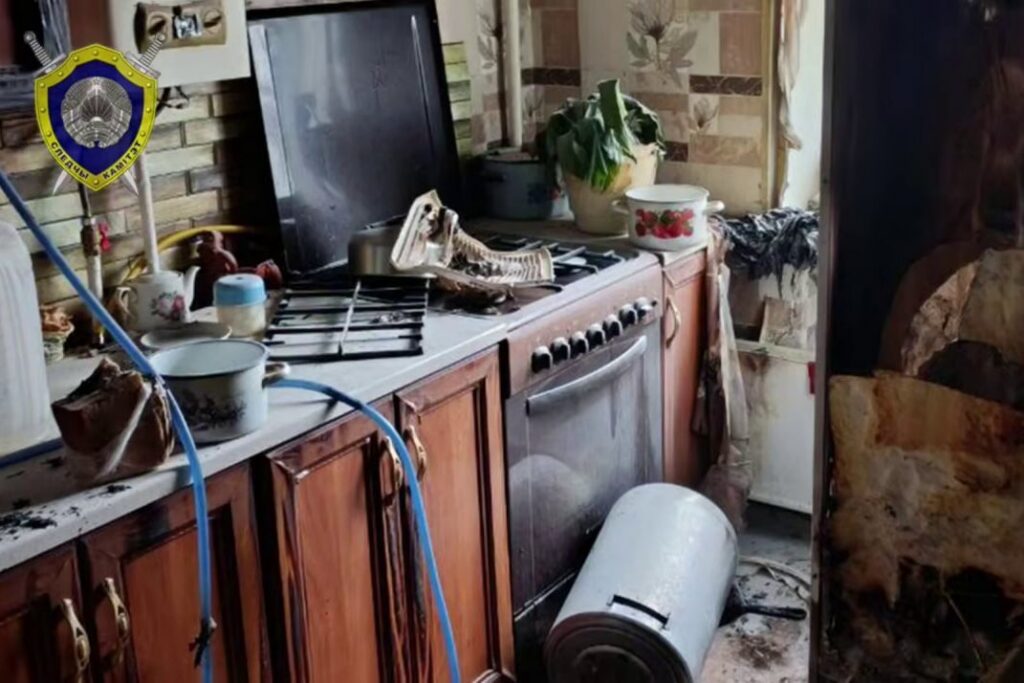 Самогонный аппарат взорвался в Малорите. Хозяин — в больнице, в квартире — выбитые окна