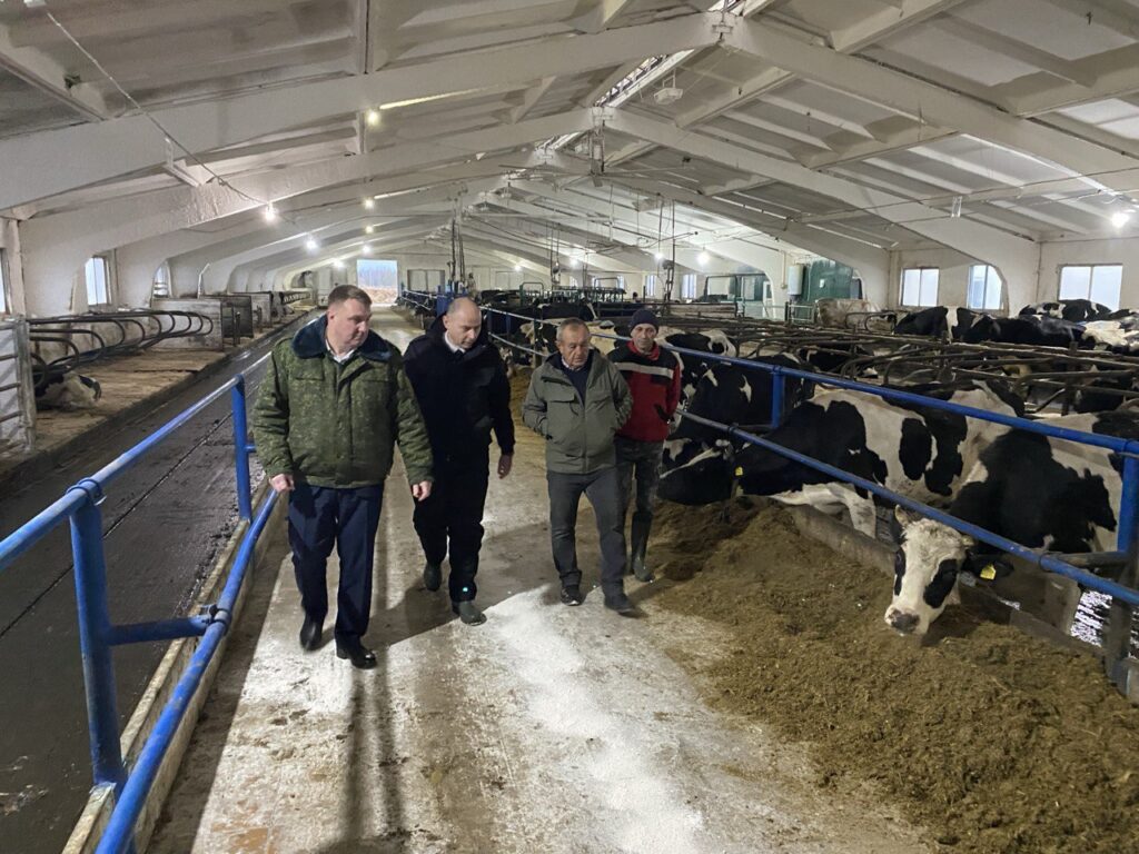 Алексей Кушнаренко проверил готовность фермы в Мядельском районе к зиме