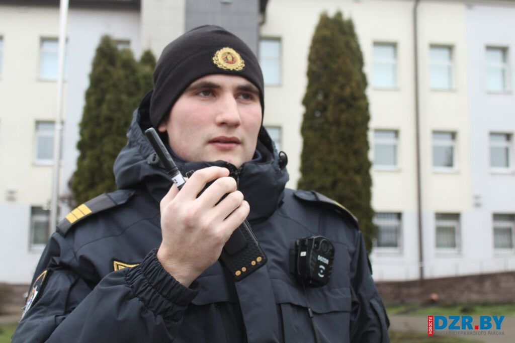 «Я не думал о риске»: в Фаниполе милиционер без раздумий бросился в горящий дом и спас женщину