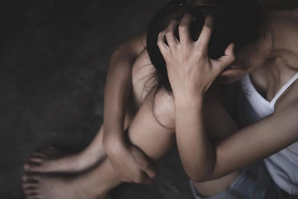 «Не надо!»: крик из гаража в Шумилино спас 16-летнюю от секс-торговли, организованной матерью