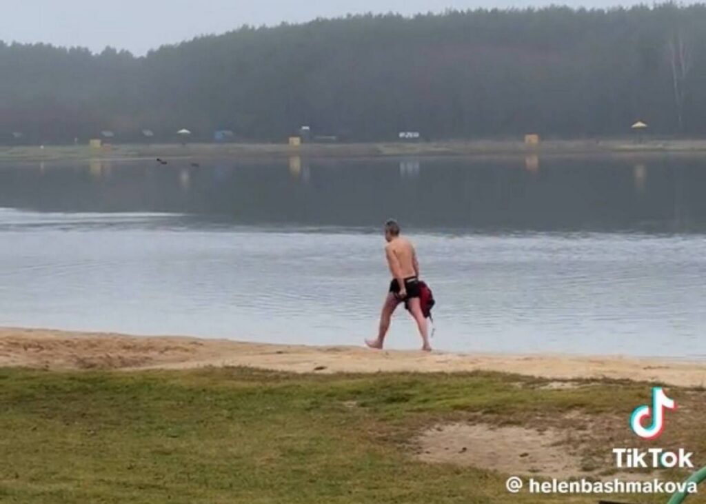 Человека-моржа увидели на Цнянском водохранилище в Минске — TikTok в шоке