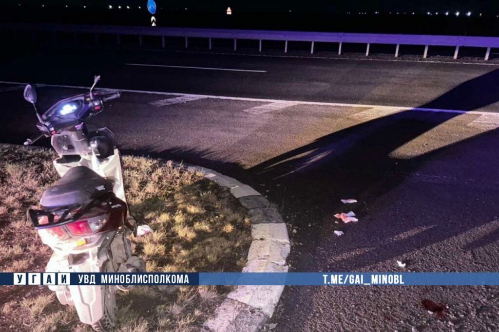 Пьяный бесправник упал с мопеда на проезжую часть в Слуцком районе