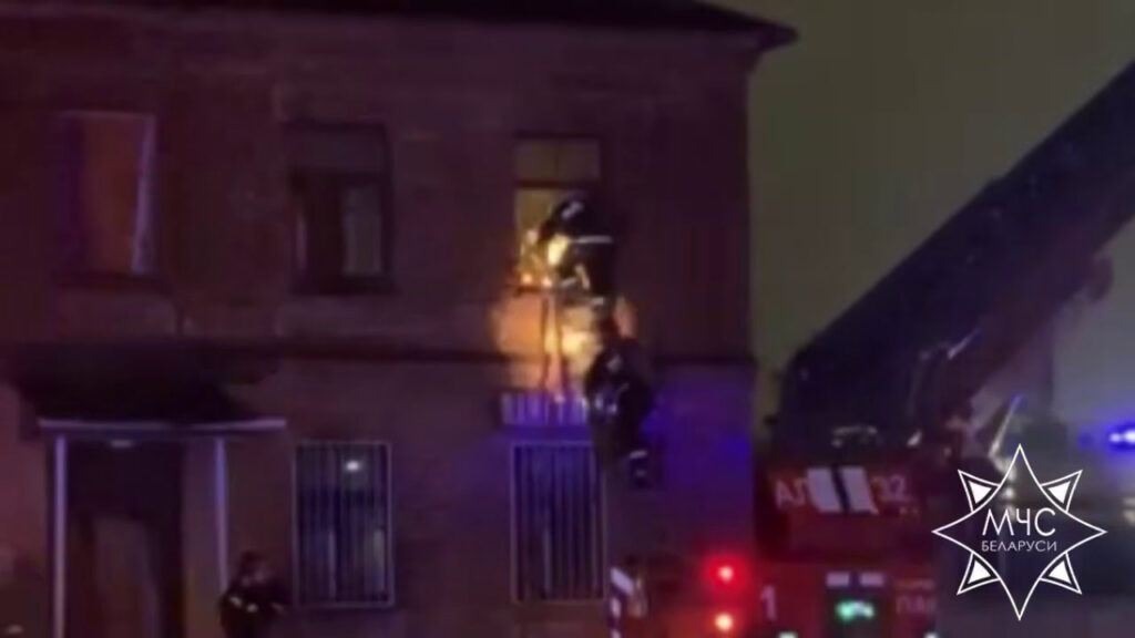 Спасатели эвакуировали из горящего дома в Борисове трех человек через окно второго этажа