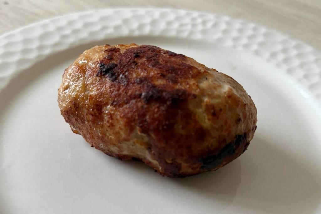 «Из отходов с лапами курей»: жительница Батуми раскритиковала белорусские котлеты. Проверили состав