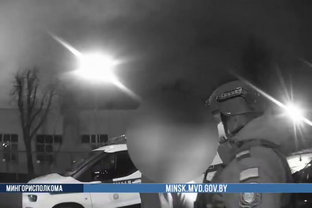 16-летний парень в Минске разбил окна BMW, залез в салон и уснул