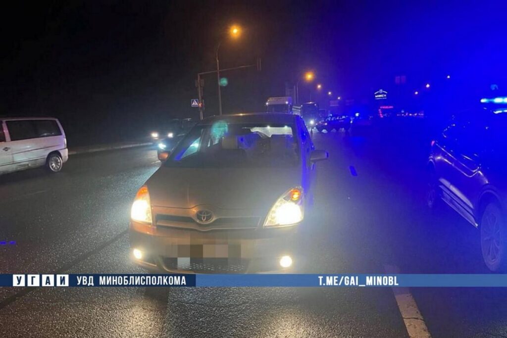 Под Минском автомобиль сбил 18-летнюю девушку, переходившую дорогу на зеленый свет