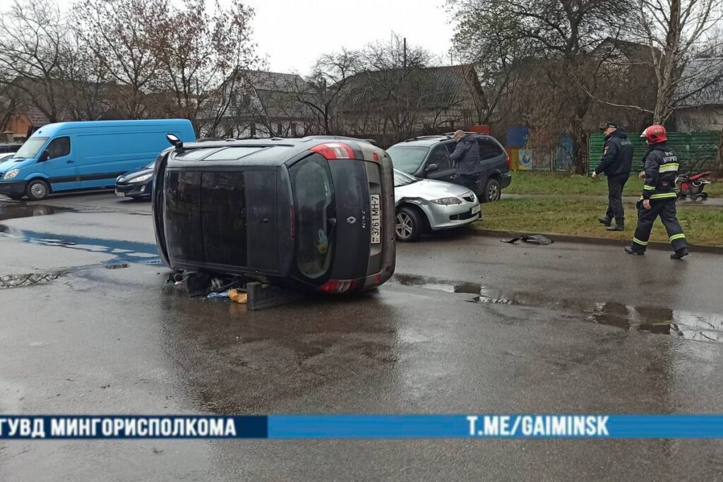 В Минске Renault опрокинулся на бок после удара — двух пенсионеров вызволяли спасатели