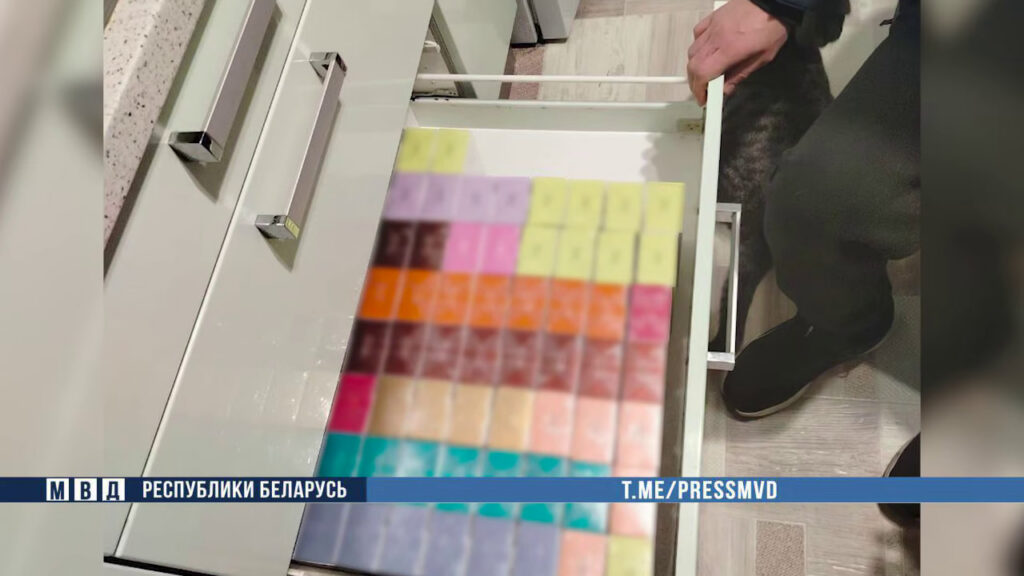 «Семейный бизнес» на никотине: отца и сына поймали в Минске с 42 тысячами стиков