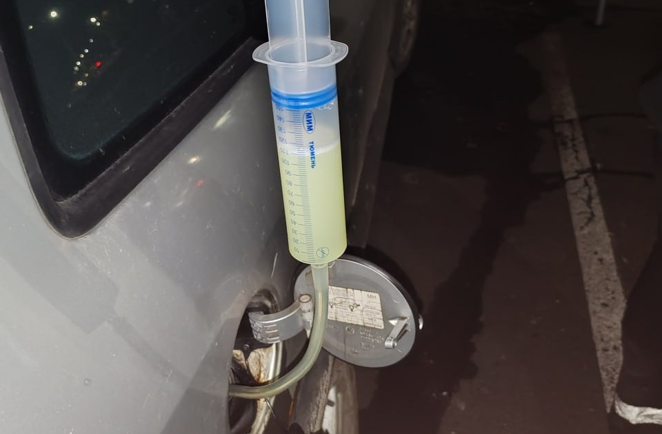 Инспекторы ГАИ обнаружили у солигорчанина 150 литров окрашенного топлива в баке авто