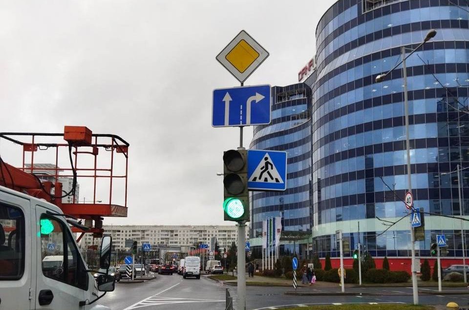 В Минске возле ТЦ изменили схему движения — водители теперь едут по-новому