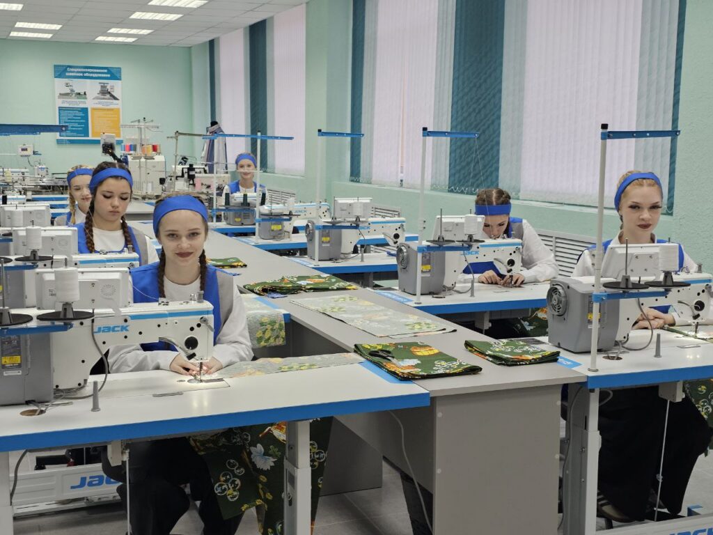 Разрезать ткань лазером и вышить картинку роботом: центр компетенций открылся в Борисове