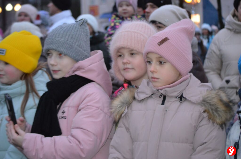 Крупки первыми зажгли Новый год у единственной на Минщине главной живой ёлки