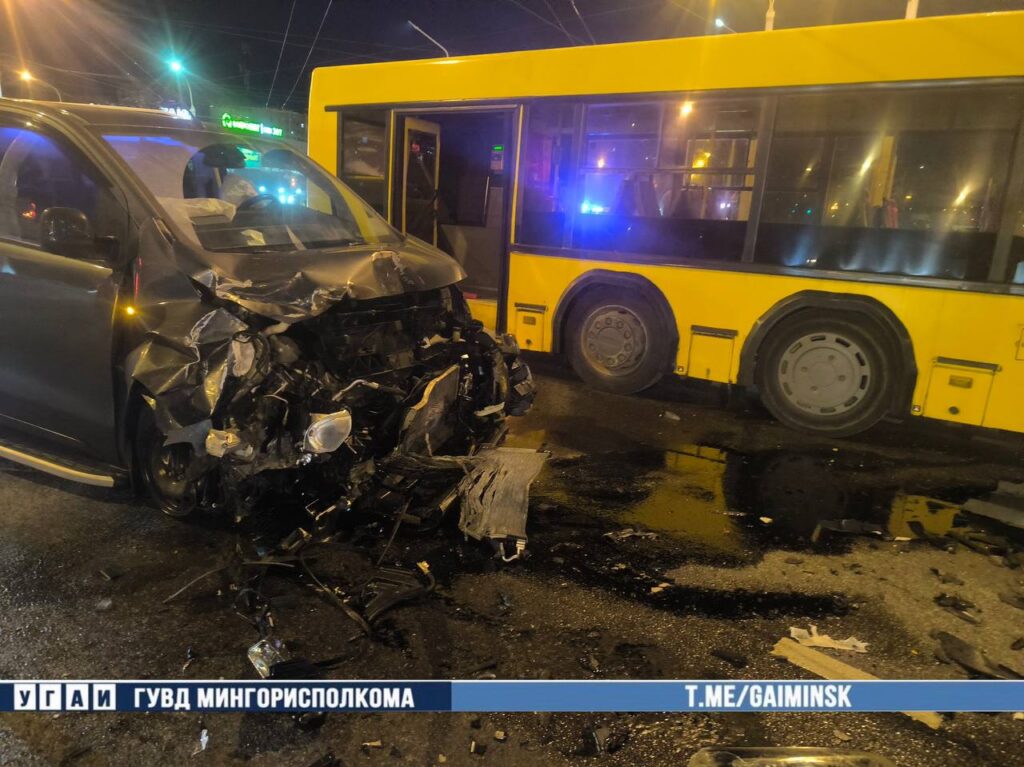 В Минске автобус столкнулся с легковушкой на улице Алибегова