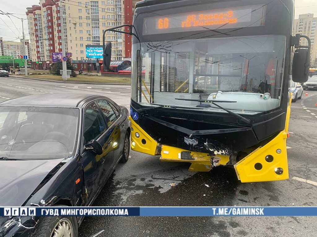 В Минске водитель без прав проехал на красный и столкнулся с автобусом