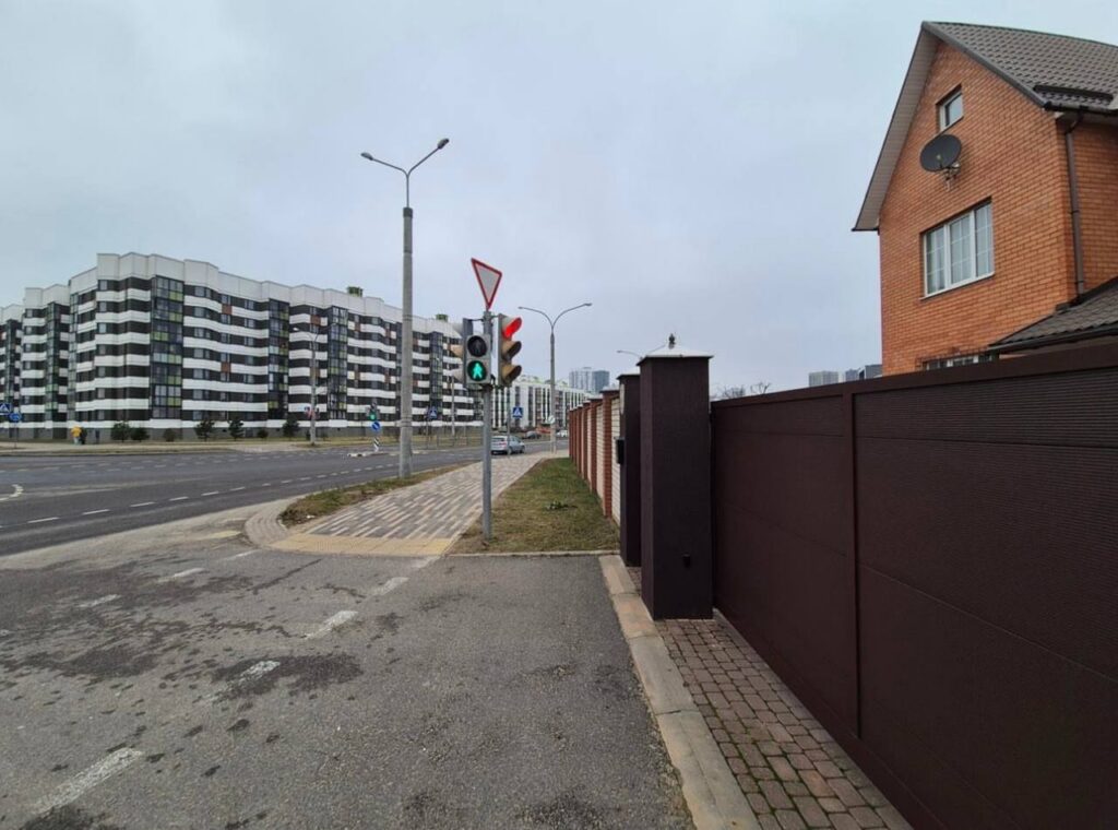 В Новой Боровой есть дом, где выехать можно только по светофору