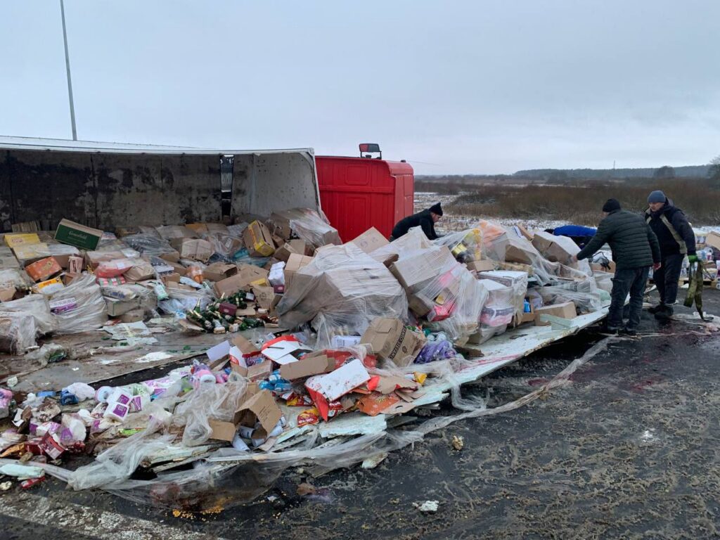 В Столбцовском районе опрокинулась фура: движение перекрыто