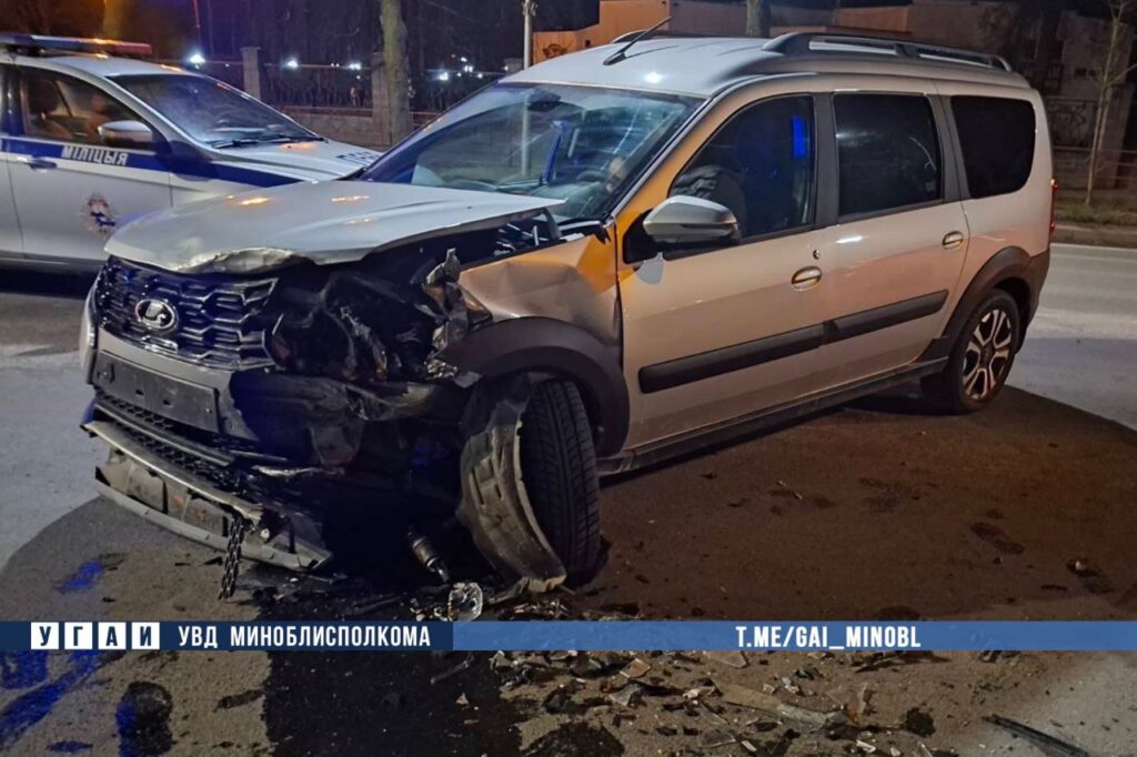 В Молодечно столкнулись Lada и Citroen: пострадала 30-летняя женщина