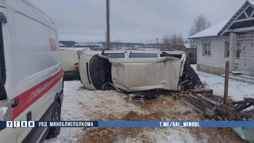 Легковушка в Минском районе врезалась в забор и опрокинулась