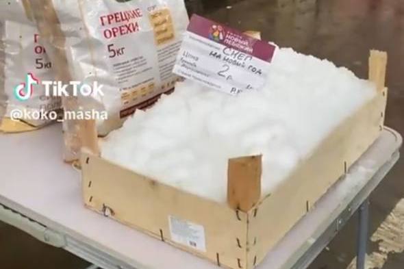На рынке в Таборах продавали снег на Новый год — 2 рубля за кг