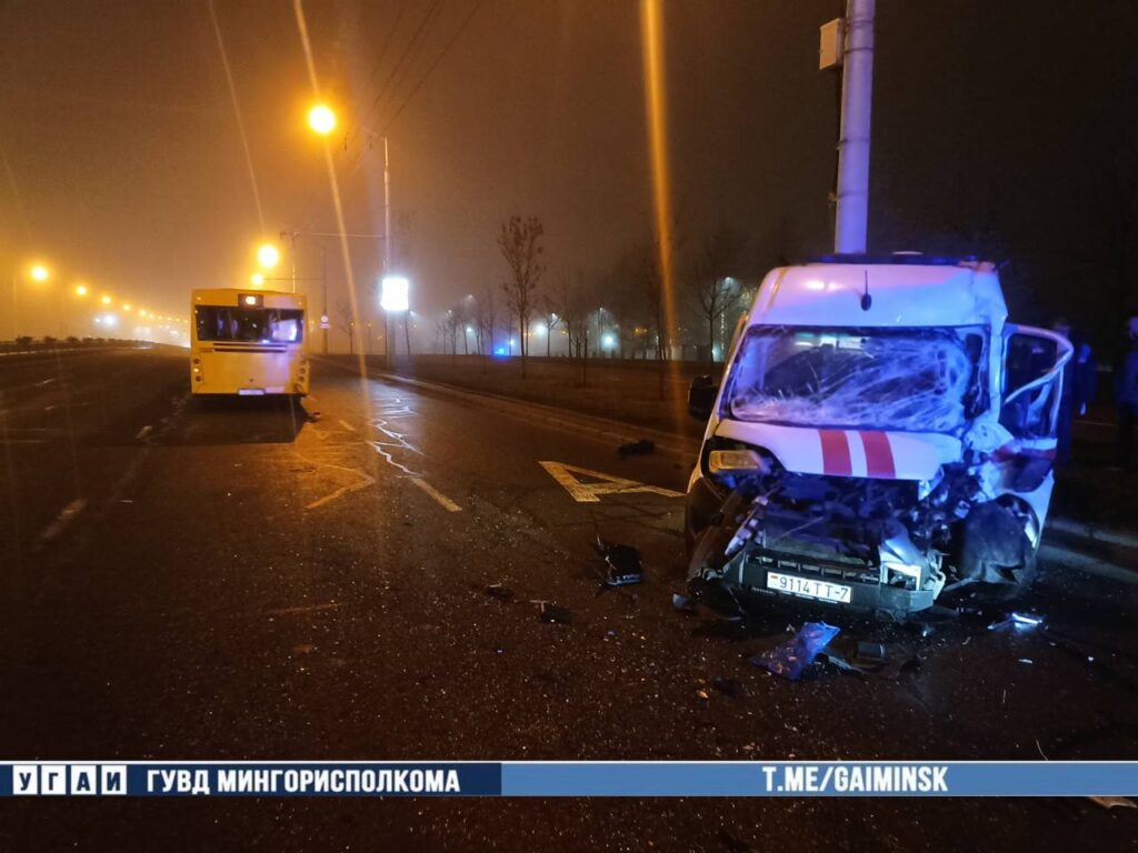 В Минске на проспекте Дзержинского скорая помощь столкнулась с автобусом