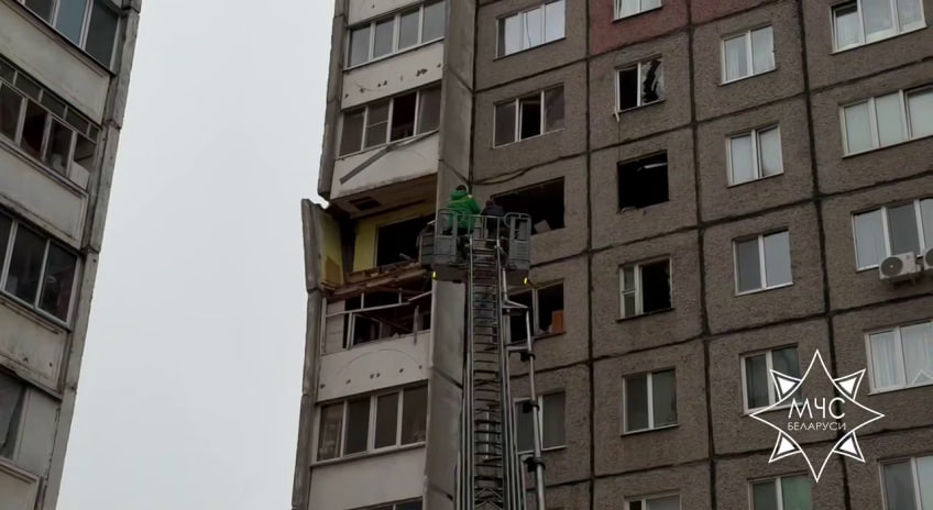 После обрушения перекрытий в Гомеле спасатели разбирают конструкции — что с жильцами?