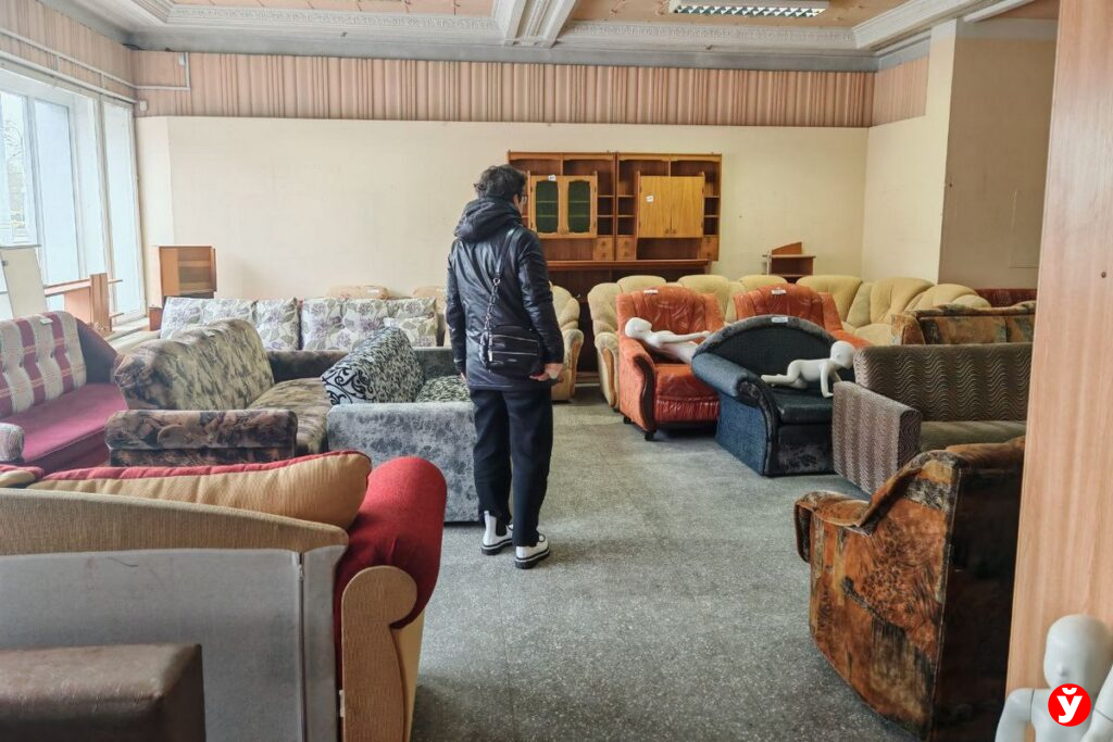 За 1500 BYN можно обставить всю квартиру — посмотрели, что продают в последней комиссионке Минска