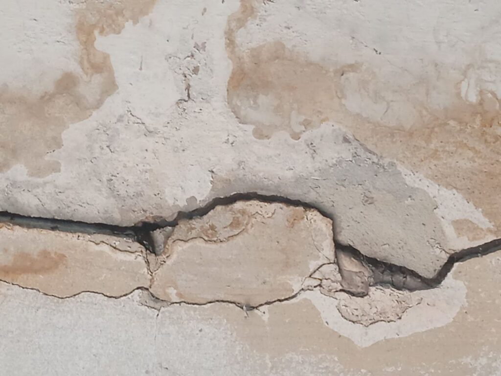 Плита «дышит» в седьмом подъезде. Жители одного из домов в Борисове ждут ремонта