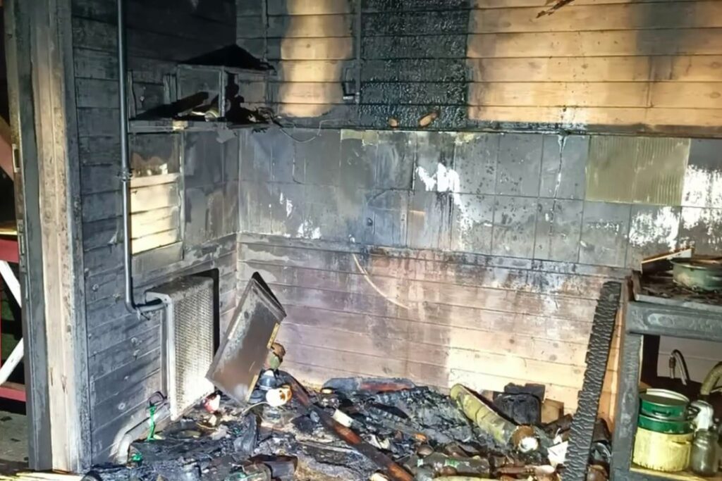 Мужчина погиб на пожаре в доме под Смолевичами — его жену спасли