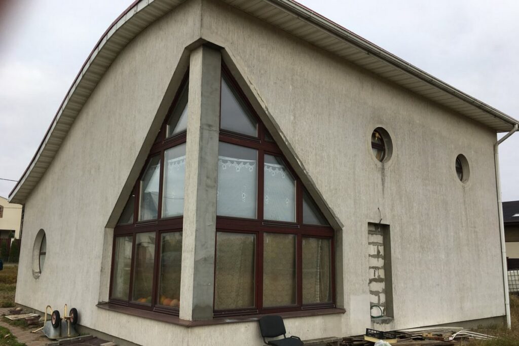 Дом с круглыми окнами и арендой земли на век продают в Боровлянах — как он выглядит изнутри