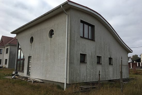 Дом с круглыми окнами и арендой земли на век продают в Боровлянах — как он выглядит изнутри