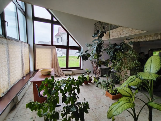 Дом с круглыми окнами и арендой земли на век продают в Боровлянах — как он выглядит изнутри